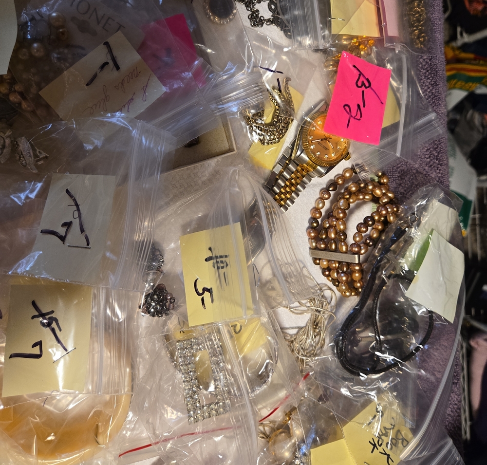 Vintage Elegant Gold and Silver Jewelry